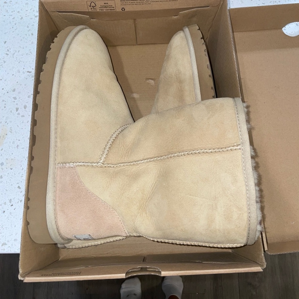 Good condition size 8 tan colored Ugg’s